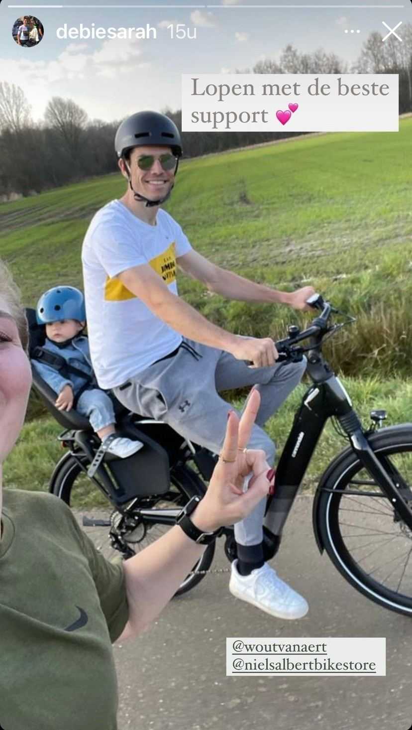 Wout van Aert met zoontje Georges op de fiets