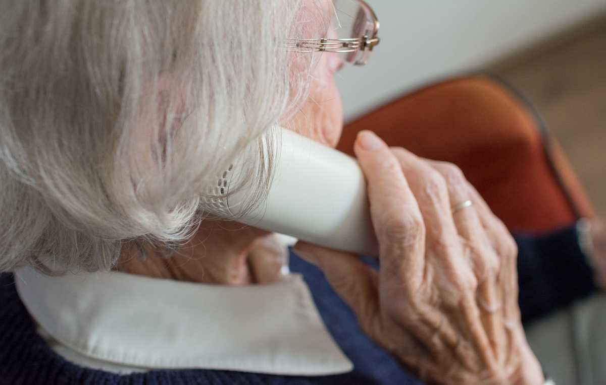 Bejaarde dame aan de telefoon