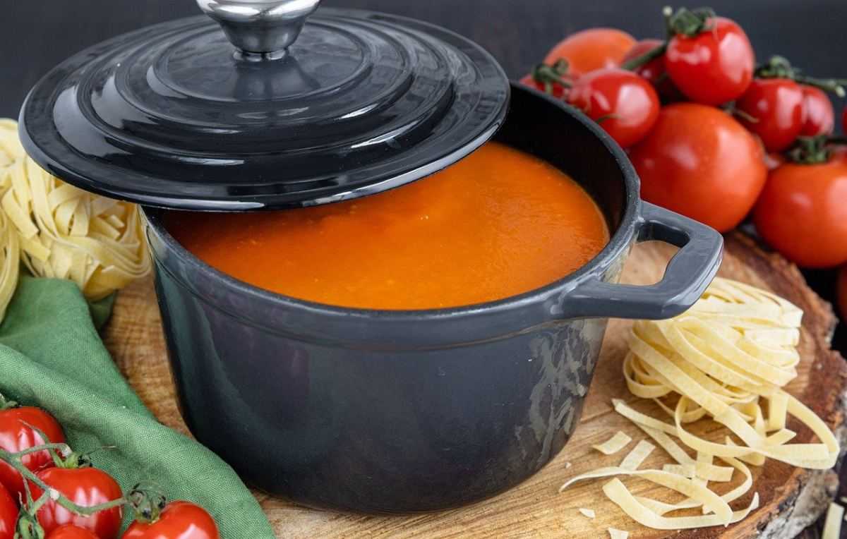 tomaten soep, grote kookpot