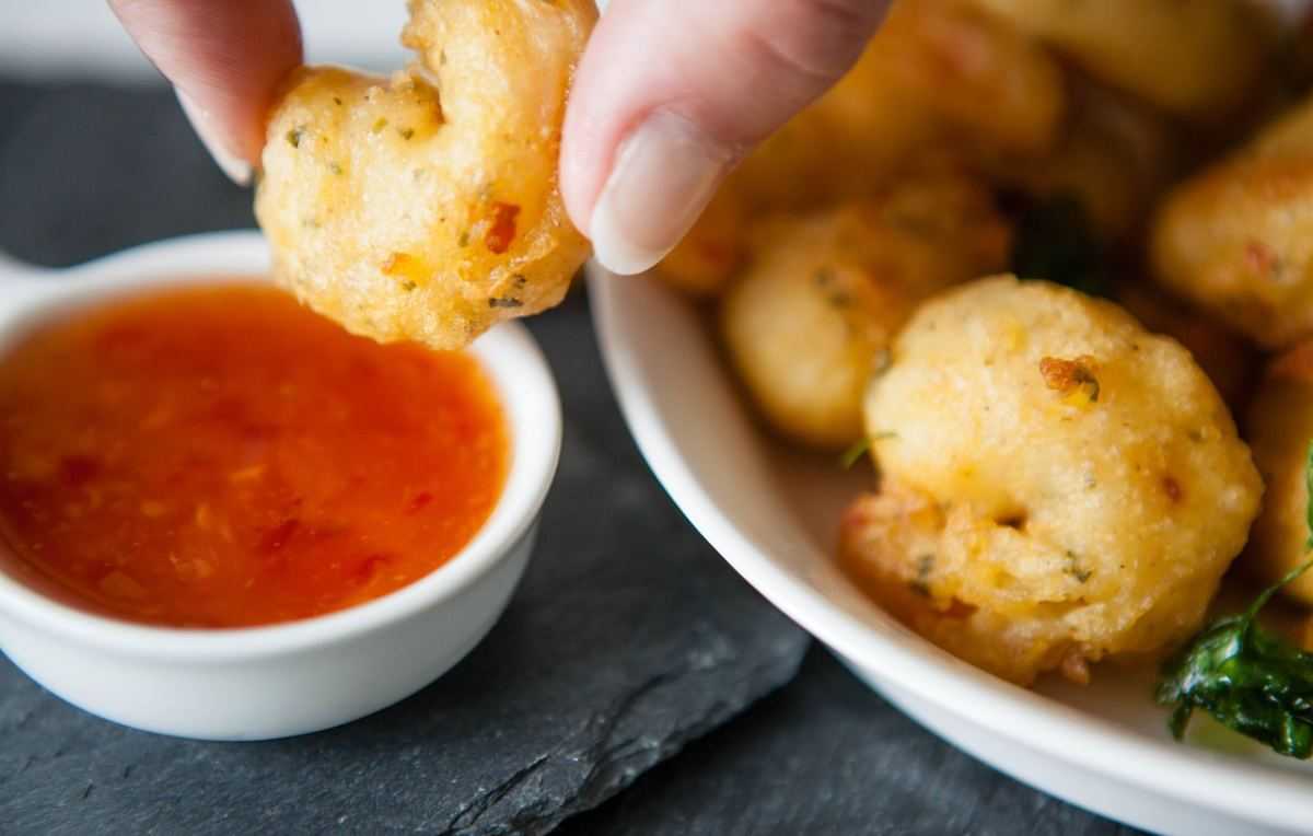 gefrituurde scampi met zoetzure dipsaus