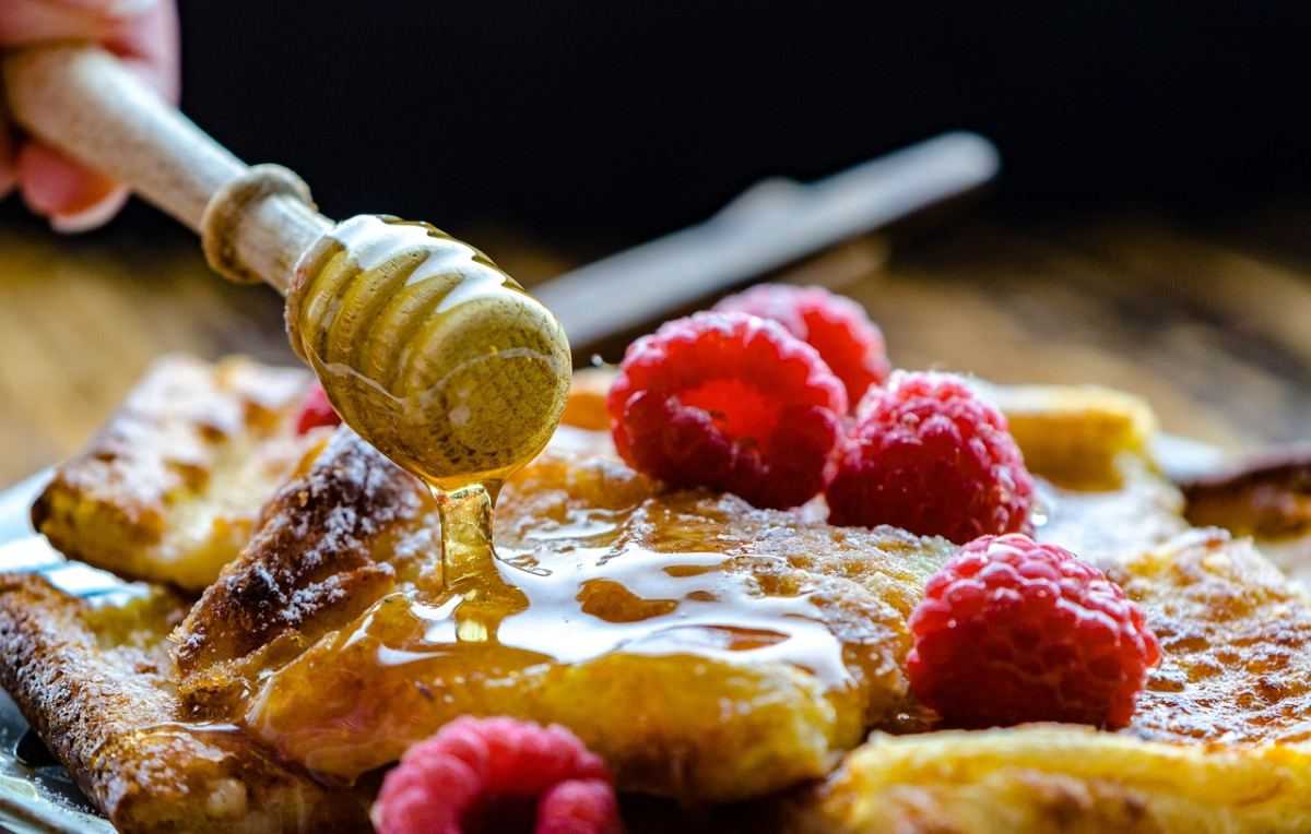 pannenkoek met honing en fruit