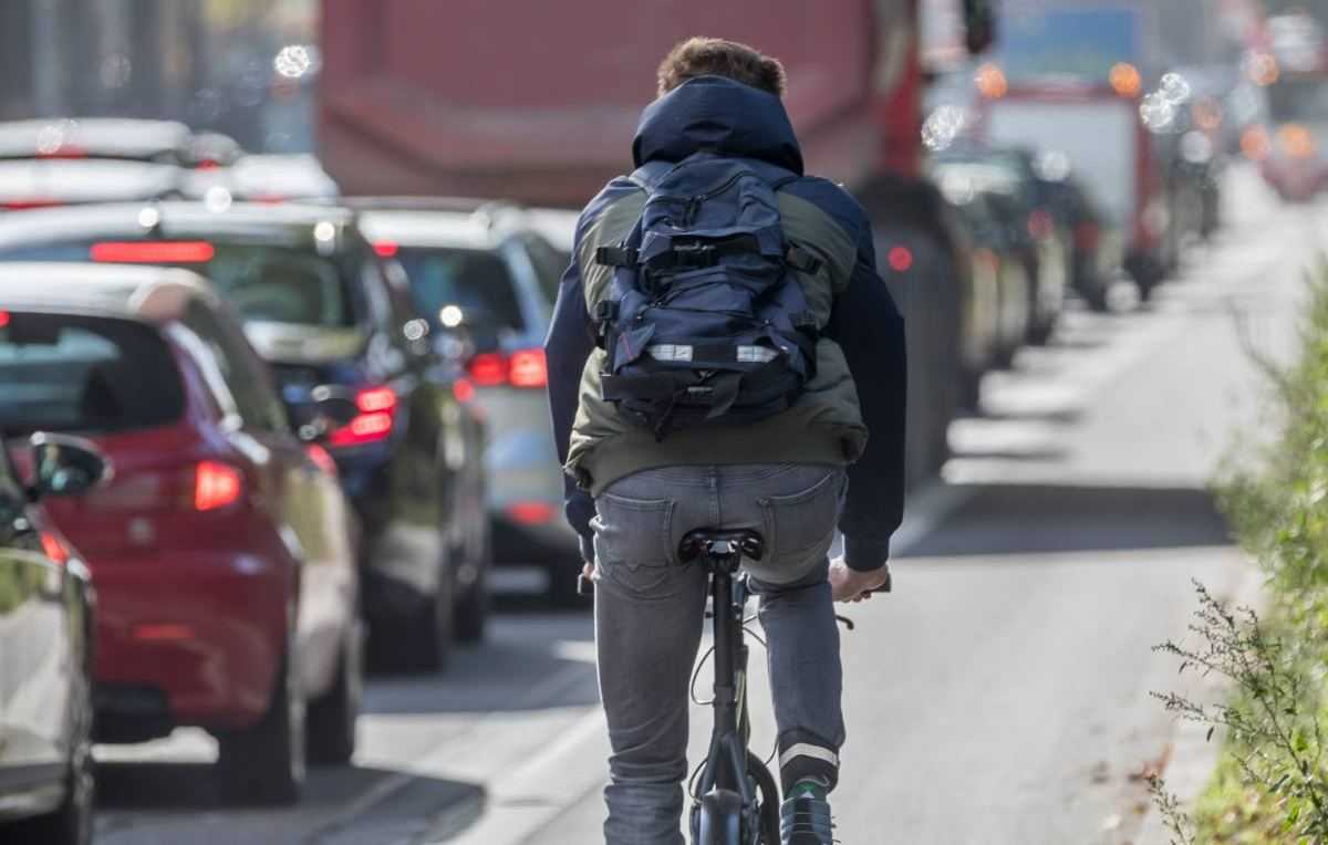 fietser in verkeer