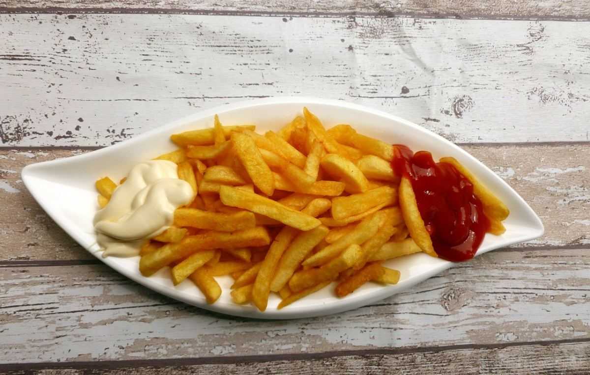 frieten, maynaise, ketchup