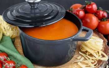 tomaten soep, grote kookpot