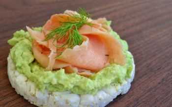 rijstwafel met avocado en gerookte zalm