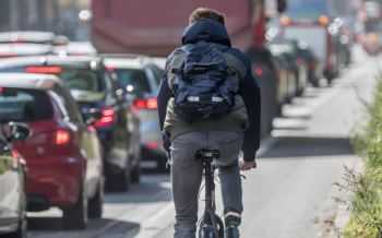 fietser in verkeer