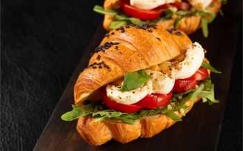 Croissant caprese