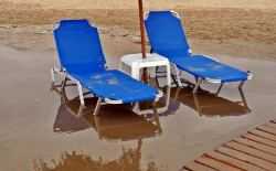 Strandstoel - regen op vakantie