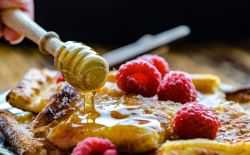 pannenkoek met honing en fruit