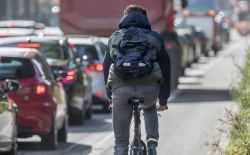 fietser in verkeer