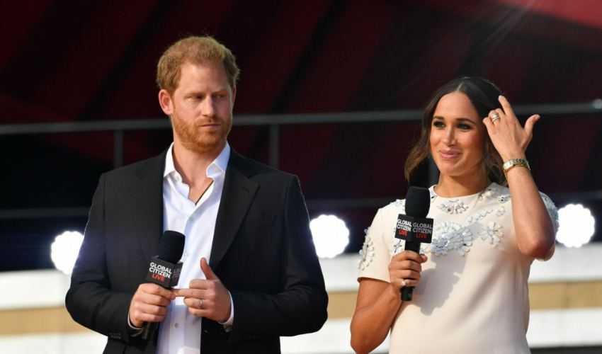 Kijk hoe prins Harry Meghan in grote verlegenheid brengt tijdens tour: "Meghan Markle zal gek worden van jaloezie”