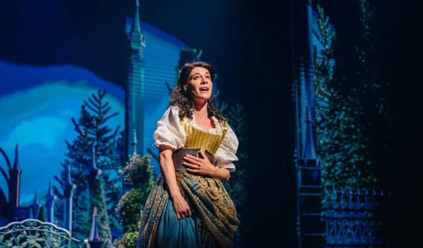 Dochtertje Astrid Coppens steelt de show op rode loper bij première Sneeuwwitje: “Ze is zo fier”