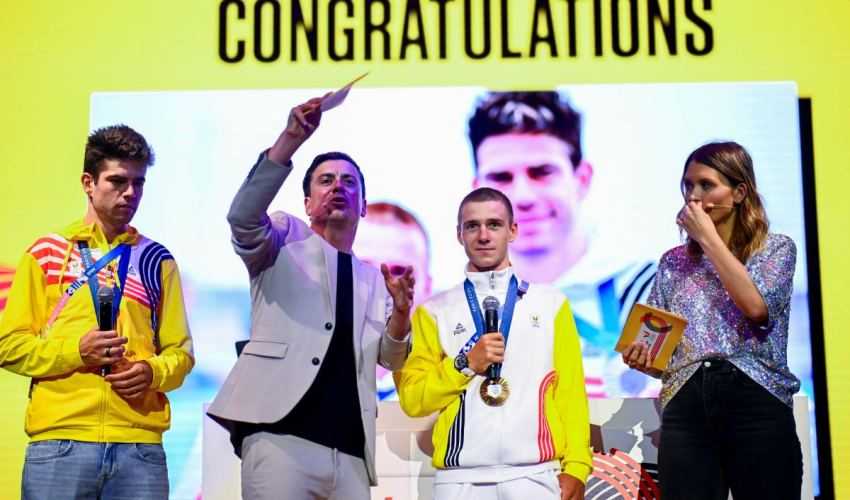 Nieuwe kampioen Remco Evenepoel laat van zich horen bij Niels Destadsbader