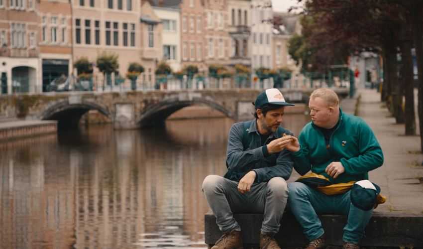 Dieter Coppens en Kevin zagen het fout gaan tijdens hun tocht met zelfgemaakte boot: “Tikje angstaanjagend”